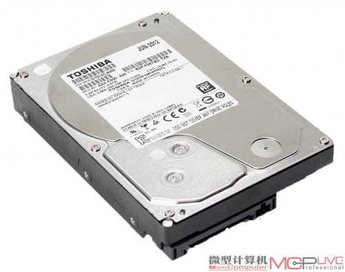 东芝3TB(下)和HGST的3TB硬盘，用户有没有发现相似度极高？