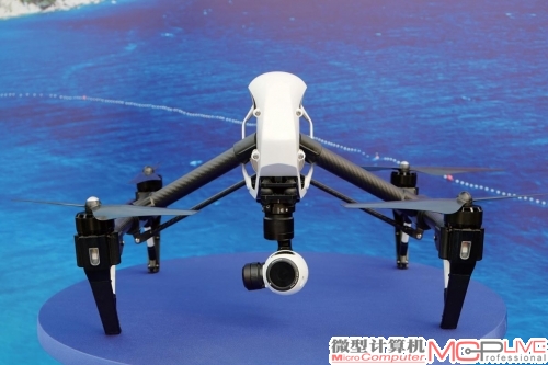 深圳大疆公司（DJI）是世界上大的私人无人机供应商，在香港玩具展上展示DJI“悟”Inspire1 无人机，这款无人机可以用平板电脑控制，无人机上的摄像头和飞行系统可以通过移动端的App控制，无需远程遥控器。