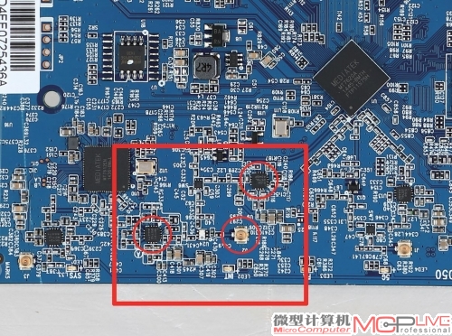 两路信号放大电路接驳一个天线口，典型的外置天线复用设计。