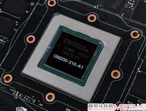 同样是GM200核心，GTX 980Ti(左)采用了GM200-310的型号，比GTX TITAN X的GM200-400定位稍低。