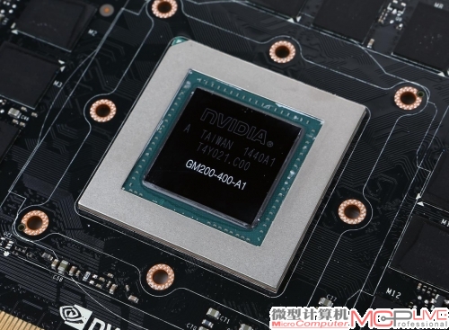 同样是GM200核心，GTX 980Ti(左)采用了GM200-310的型号，比GTX TITAN X的GM200-400定位稍低。