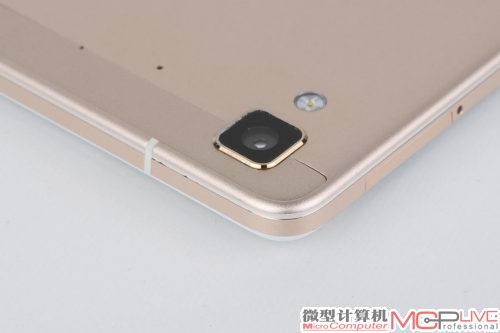 OPPO R7的主摄像头边缘略微突出，不过已经可以接受了；毕竟对于一款机身厚度仅为6.3mm的超薄手机来说，不是火山口摄像头就很不错了。