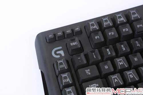 G910总共有9个可自定义编程的游戏辅助按键—5个排在左侧，4个放置在“F1”的上方。而且它们可以通过三个模式按键进行切换，9个G键可实现27种自定义宏。不过因为左侧的5个G键距离主键区较近，所以存在被误按的情况。